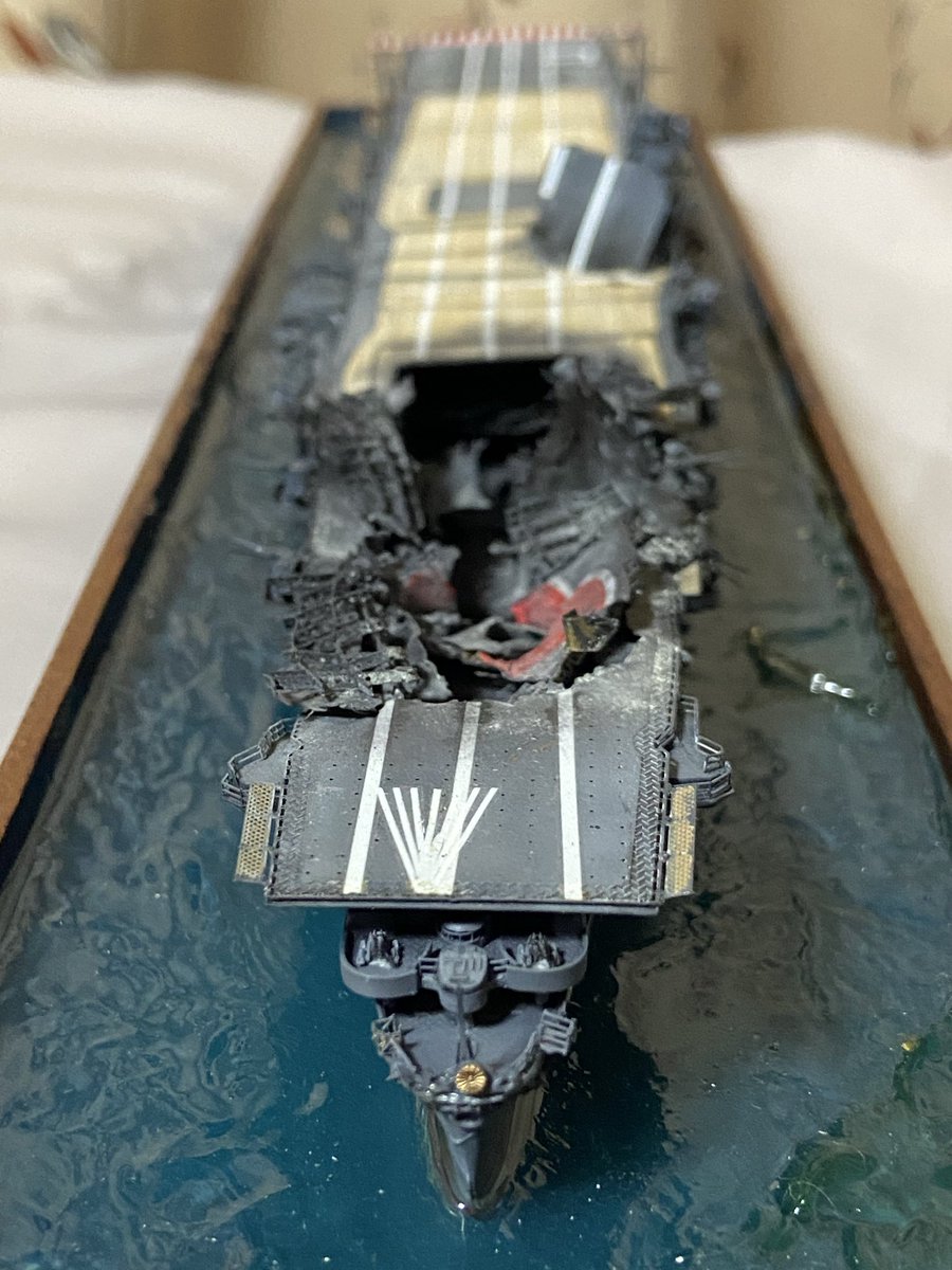 8zTqntS4PFdMtHF's tweet photo. 1/700 ミッドウェイで漂流する「飛龍」
#連合艦隊

以前の艦船模型スペシャル掲載作品です。あの有名な漂流写真を再現してくれとのオーダーで当初8Pくれるという話でしたが実際は4Pだけと苦労した割に報われない結果でした🥲ダメージ部は写真は真っ黒なので想像でやるしかありませんでした https://t.co/nO6M9JIiWj