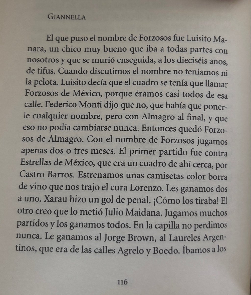ramacuervouqz's tweet photo. Para entender un poco la historia detrás de la nueva casaca: 

Osvaldo Soriano - “artistas, locos y criminales” https://t.co/8bI6z3qHlx