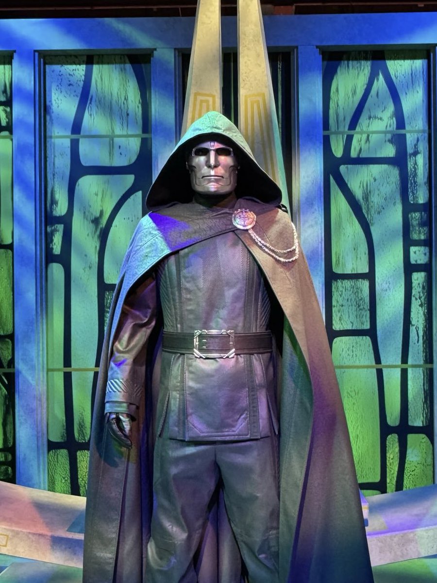 DiscussingFilm's tweet photo. A different Doctor Doom costume for ‘AVENGERS: DOOMSDAY’ is on display at D23.

(📸: @eavoss) https://t.co/Qy7GBJ2mru