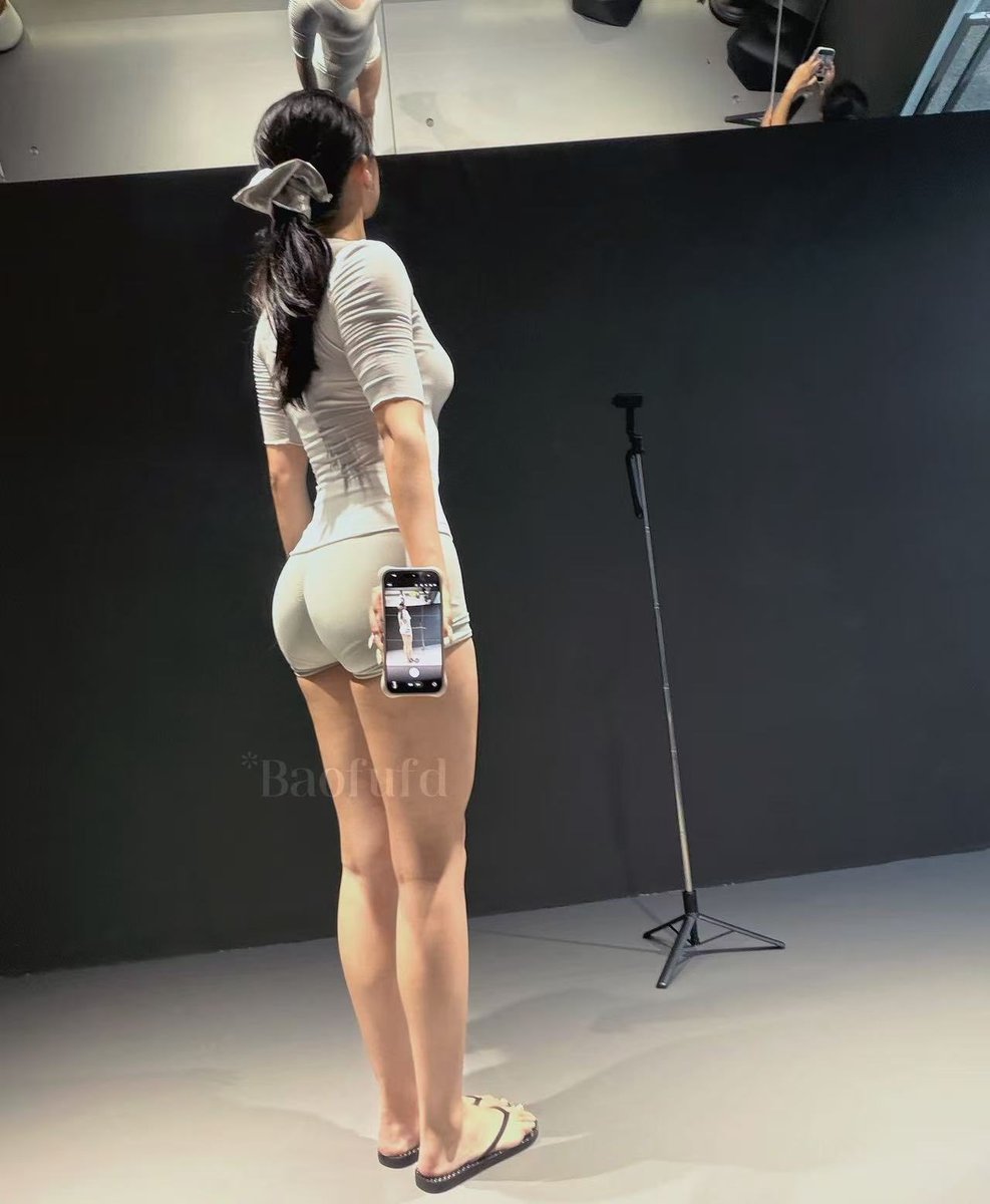 Baofufd's tweet photo. 为了让我之前粉丝快点认出我的新号，放一张好辨别的图片，这里是忧郁人字拖4.0，我没招了 https://t.co/hwze4un0m6