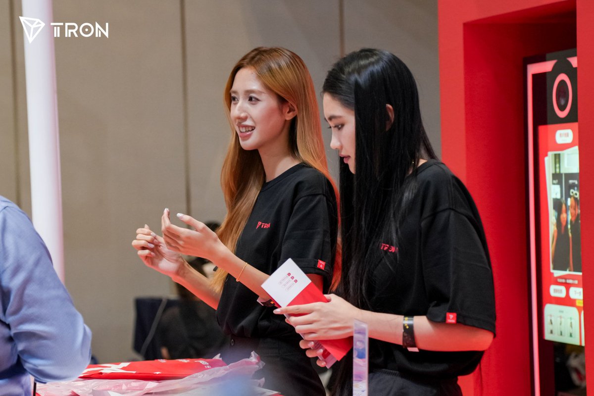 MoneyMaker_BTC's tweet photo. TRON đã đổ bộ sự kiện Conviction Việt Nam 2026!

Về độ khủng của TRON thì khỏi cần bàn cãi, Blockchain có doanh thu lớn nhất trong mùa downtrend!

Về độ "Xinh" thì TRON cũng đang out trình!

Anh em nào muốn gặp mấy mấy bạn nữ này thì nhớ tìm hiểu sâu về hệ TRON và tham gia sự kiện nhé, còn có cả phần quá nữa đấy

#TRONGlobalfriends
