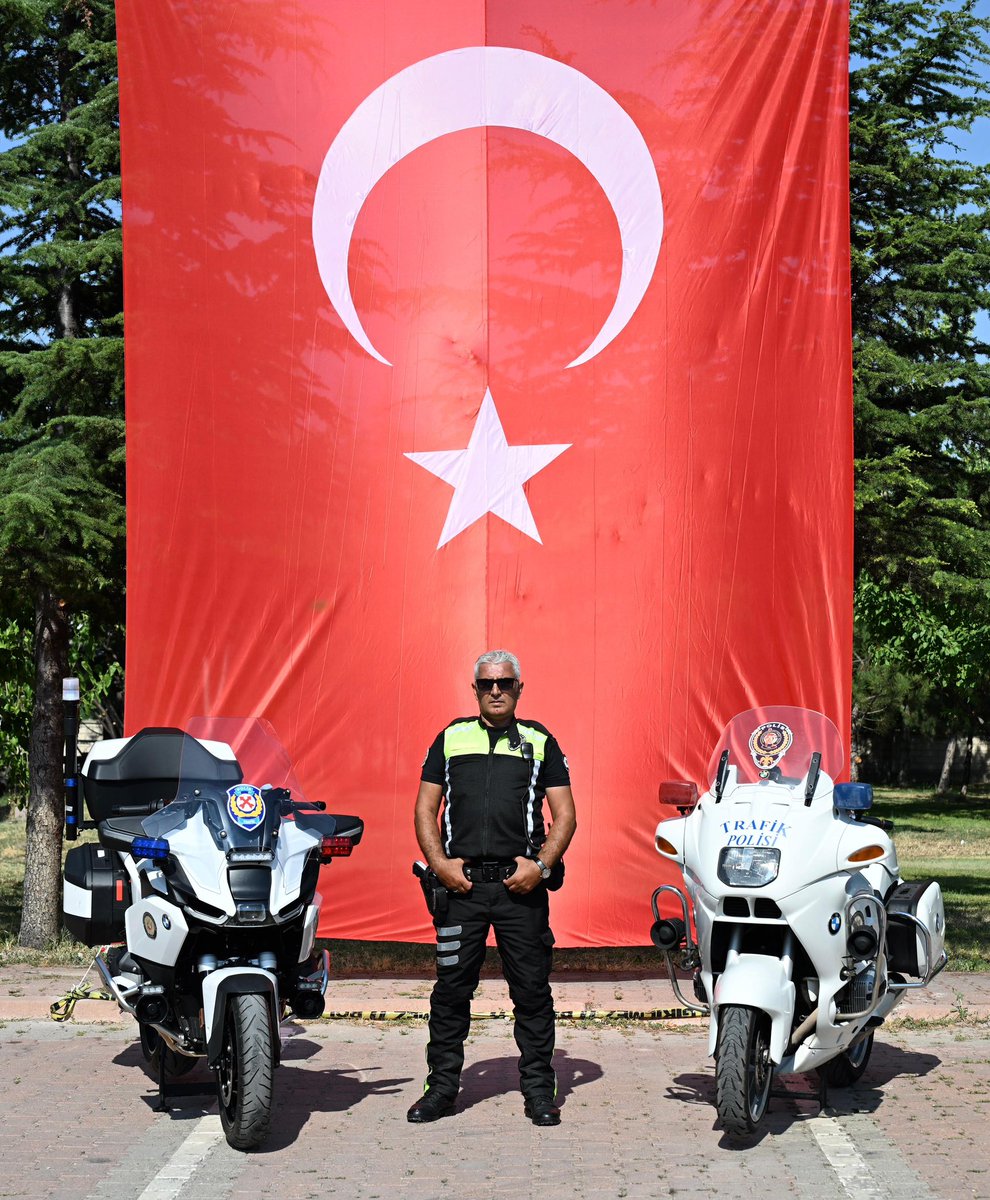 KayseriEmniyeti's tweet photo. 🏍️ Trafikte 25 Yıl

İl Emniyet Müdürlüğümüz Trafik Denetleme Şube Müdürlüğü kadrosunda görev yapan Polis Memuru Ahmet Turan Oğuz, 2001 yılında sıfır kilometre olarak teslim aldığı motosiklet ile ilimiz trafik hizmetlerinde 25 yıl boyunca görev yapmıştır. 👮‍♂️

Görevi süresince yaklaşık 170 bin kilometre yol kat eden personelimizin kullandığı motosiklet, çeyrek asırlık süre zarfında tüm orijinal parça ve aksamlarını ilk günkü gibi muhafaza etmeyi başarmıştır. 🏍️

25 yıllık fedakâr ve özverili hizmetin ardından, İl Emniyet Müdürlüğümüzün envanterine yeni katılan 2026 model motosiklet, Polis Memuru Ahmet Turan Oğuz’a teslim edilmiştir. 🇹🇷

Tüm personelimizin kazasız, belasız ve güvenli görev yapmalarını; yeni araçların teşkilatımıza ve şehrimize hayırlı olmasını dileriz. 🇹🇷

@ayd_atanur