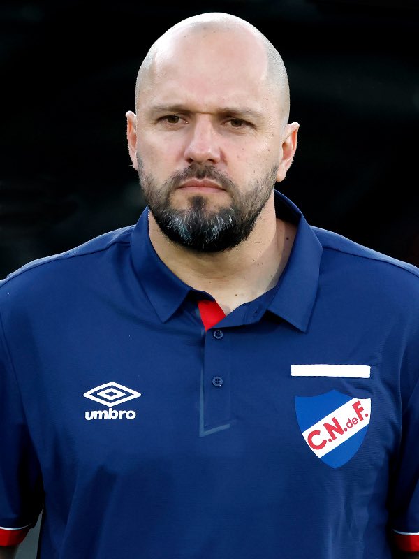 Mati_Martinez's tweet photo. ▶️ DT | Jadson Viera es el principal apuntado para dirigir a #Independiente .

▶️ Ya se dio la primera reunión en Dominico. Mostró gran conocimiento del plantel y aceptará una cláusula para poder rescindir en caso de que el nuevo Presidente quiera cambiar de rumbo.

💻 Se dio un zoom con Reinado Rueda en estas horas y podría haber con otro colombiano.

▶️ Viera pica en punta y tiene grandes chances de ser el DT a partir del próximo martes.