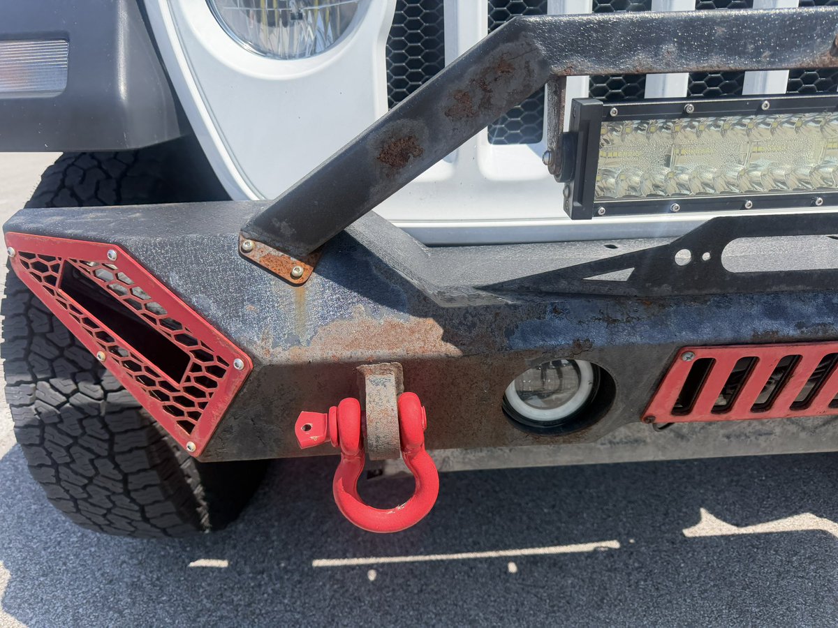cham_i_am's tweet photo. .@oedroautoparts is this normal for your products? 4 years old. I don’t off road. Started pealing on the bars and then went all out. #jeep https://t.co/tdRaxmJpPH