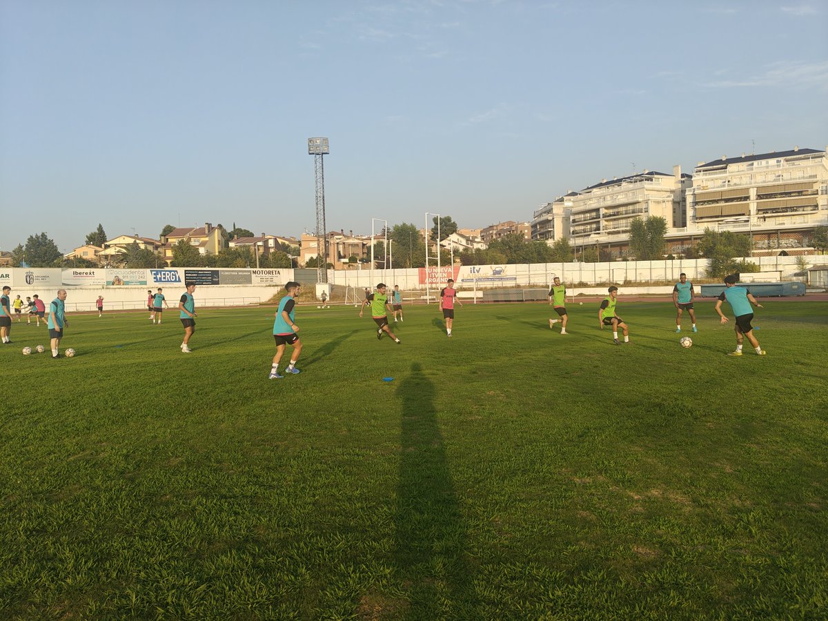 ADArgandaCF's tweet photo. ⚽ Sigue rodando el balón en la primera semana de entrenamientos
🏟️ Los chicos de Marco conocieron el césped del Municipal por primera vez
#VAMOSARGANDA
#SENTIMIENTOROJINEGRO https://t.co/UyMOQqFYuH