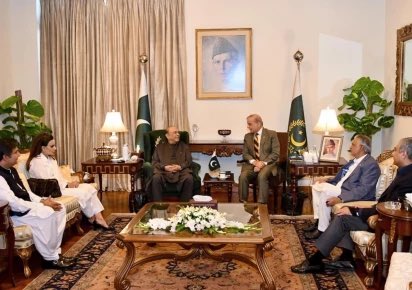 SImranshafqat's tweet photo. وزیراعظم اور صدر کی ملاقات میں محسن نقوی صاحب کی موجودگی تو سمجھ میں آتی ہے مگر یہ اچانک سے سپیکر پنجاب اسمبلی ملک احمد کیوں اتنے متحرک ہو گئے ہیں ؟ وہ اس ملاقات میں کیا کررہے ہیں ، کس کے کہنے پر یہاں ہیں ؟ کس کی نمائندگی کررہے ہیں ؟ کسی کو معلوم ہو تو بتائے ! https://t.co/IRY4xjmo0E