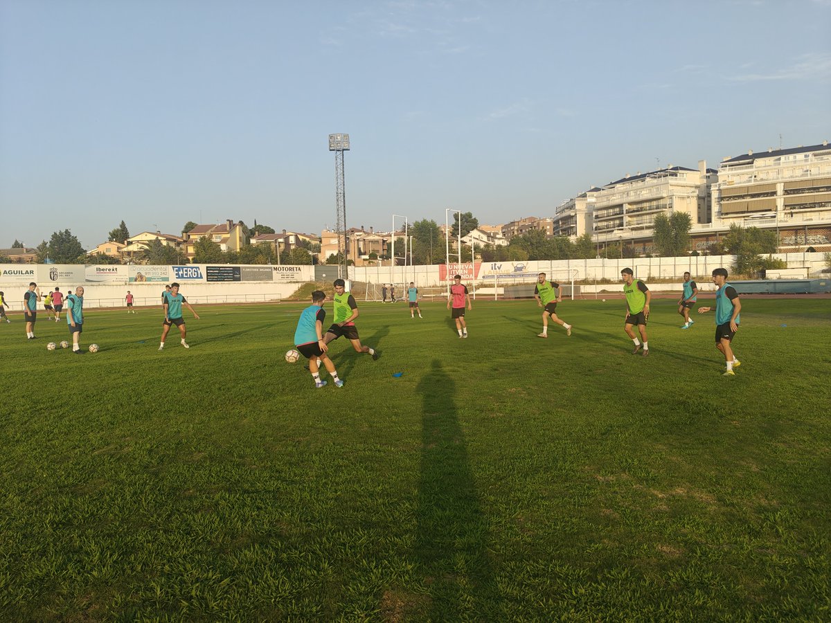ADArgandaCF's tweet photo. ⚽ Sigue rodando el balón en la primera semana de entrenamientos
🏟️ Los chicos de Marco conocieron el césped del Municipal por primera vez
#VAMOSARGANDA
#SENTIMIENTOROJINEGRO https://t.co/UyMOQqFYuH