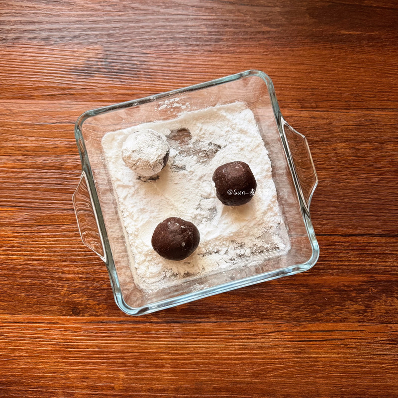 ndydoya's tweet photo. Just turned my messy kitchen into a warm cloud of vanilla scent with fresh-baked chocolate chip cookies  Perfect way to end the week! https://t.co/P91RLGH7qP