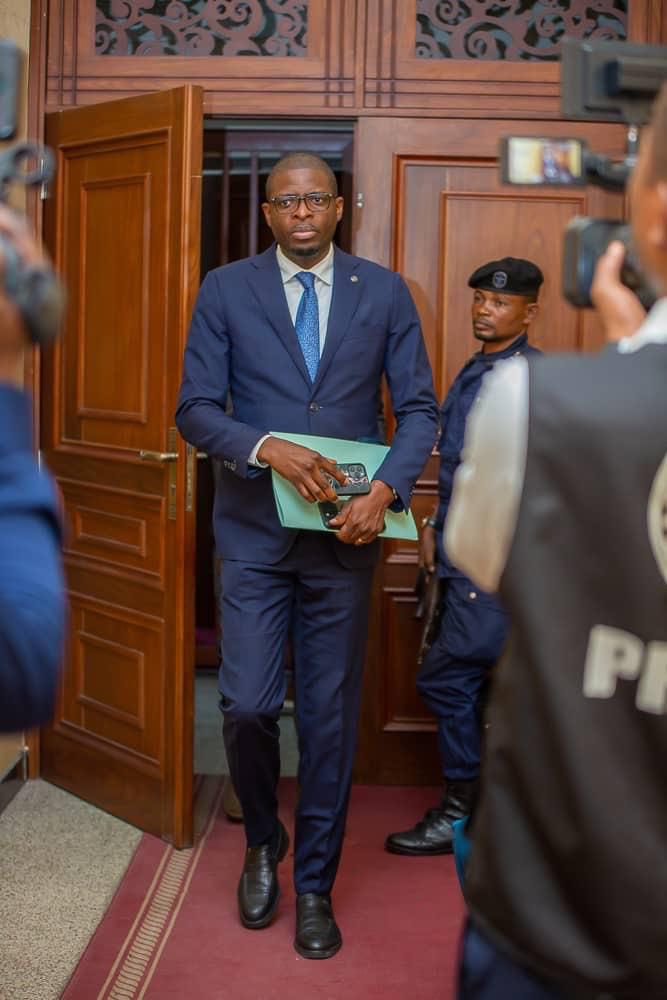 MudimbiThierry's tweet photo. ÉRIC TSHIKUMA : QUAND LE MANDAT PARLEMENTAIRE DEVIENT UNE RESPONSABILITÉ ENVERS LA CITÉ

La véritable mesure d’un député ne réside ni dans l’intensité de ses discours ni dans la fréquence de ses apparitions publiques. Elle se révèle dans sa capacité à transformer les préoccupations de la population en initiatives législatives, en contrôle parlementaire et en actions concrètes. Élu de la Funa, à Kinshasa, l’honorable Éric Tshikuma Mwimbayi inscrit progressivement son mandat dans cette triple responsabilité : légiférer avec intelligence, contrôler avec vigilance et rester à l’écoute des citoyens.

Sur le plan législatif, les informations publiques disponibles permettent de documenter au moins quatre propositions de loi déposées au cours de son parcours parlementaire. En 2023, il a proposé que la femme salariée perçoive l’intégralité de sa rémunération pendant son congé de maternité. En 2025, il a présenté une réforme plus étendue du Code du travail afin de renforcer les droits des travailleurs et d’harmoniser cette législation avec la Constitution. En mars 2026, il a ajouté deux propositions de loi « jumelles » consacrées à l’exercice de la liberté de pensée, de conscience et de religion, ainsi qu’à la liberté d’association. Il convient toutefois de préciser qu’il s’agit de propositions déposées, et non nécessairement de lois déjà adoptées et promulguées. Talatala⁠, https://t.co/rFNypYYOrG⁠

Son action se déploie également au sein de la Commission économique, financière et contrôle budgétaire, communément appelée Commission ECOFIN, dont il est membre. Dans cet espace stratégique consacré au budget et aux finances publiques, Éric Tshikuma a notamment plaidé pour une meilleure prise en compte des urgences de Kinshasa et de la Funa : renforcement des moyens de la police, lutte contre les érosions, curage des rivières, drainage des caniveaux et réhabilitation des routes. Cette démarche rappelle qu’un budget national ne doit pas être une simple succession de chiffres, mais la traduction financière des besoins, des souffrances et des priorités de la population. Talatala⁠, https://t.co/rFNypYYOrG⁠

Dans l’exercice du contrôle parlementaire, l’élu de la Funa s’est aussi intéressé aux difficultés quotidiennes des familles. Il a interpellé le gouvernement sur les garanties locatives excessives, les augmentations arbitraires des loyers, les expulsions irrégulières et le recours généralisé aux devises étrangères. Il a également porté devant l’Assemblée nationale les préoccupations sécuritaires de Makala et Selembao. Sur le terrain, ses interventions se sont particulièrement orientées vers l’éducation, à travers la remise de bancs, l’amélioration de certains établissements, la distribution annoncée de 1 000 kits scolaires et le lancement d’une bourse d’études en faveur des apprenants de la Funa. DeskEco⁠

Le parcours d’Éric Tshikuma révèle ainsi une ligne de travail identifiable : défendre les travailleurs, protéger la maternité, encadrer les libertés publiques, contrôler les finances de l’État, soutenir les familles et investir dans l’éducation. Mais la sagesse démocratique impose de juger tout mandat à l’aune de ses résultats durables. La prochaine étape sera donc de transformer davantage ces propositions, plaidoyers et actions en décisions adoptées, effectivement appliquées et rigoureusement évaluées. Car en politique, proposer ouvre le chemin, agir donne l’exemple, mais faire aboutir les solutions transforme véritablement la société.

@erictshikuma @AssembleeN_RDC
#RDC #AssembléeNationale #EricTshikuma #CommissionECOFIN #Funa #Kinshasa #ActionParlementaire #FinancesPubliques #Éducation #JusticeSociale #LeMusonge #NousSuivonsLesRésultats

Le Musonge @MudimbiThierry