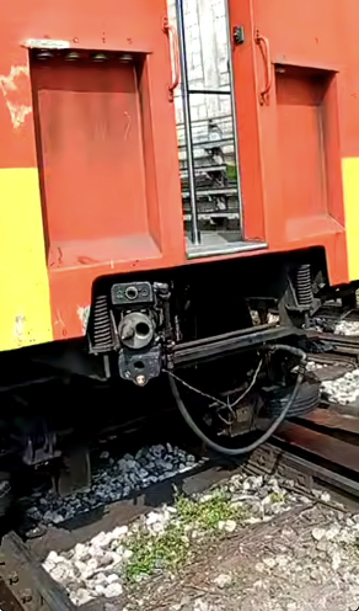 AdrianRubalcava's tweet photo. 🔴 IMPORTANTE: El incidente se originó por un hundimiento geológico del terreno y quedó resuelto en minutos. Ocurrió en una zona confinada de maniobras del Taller Ticomán, destinada exclusivamente a trenes averiados, donde NO transitan usuarios. NO representa ningún riesgo para los usuarios ni afectó la operación.