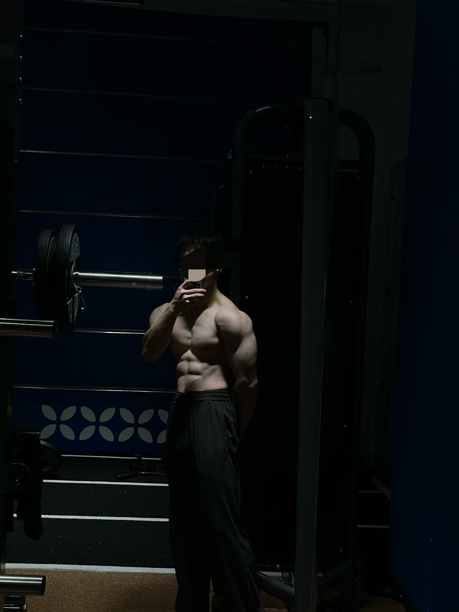 bo09160203's tweet photo. 遇到我们这种你们该喊什么 #健身 #肌肉男 https://t.co/i6uaxvdOan