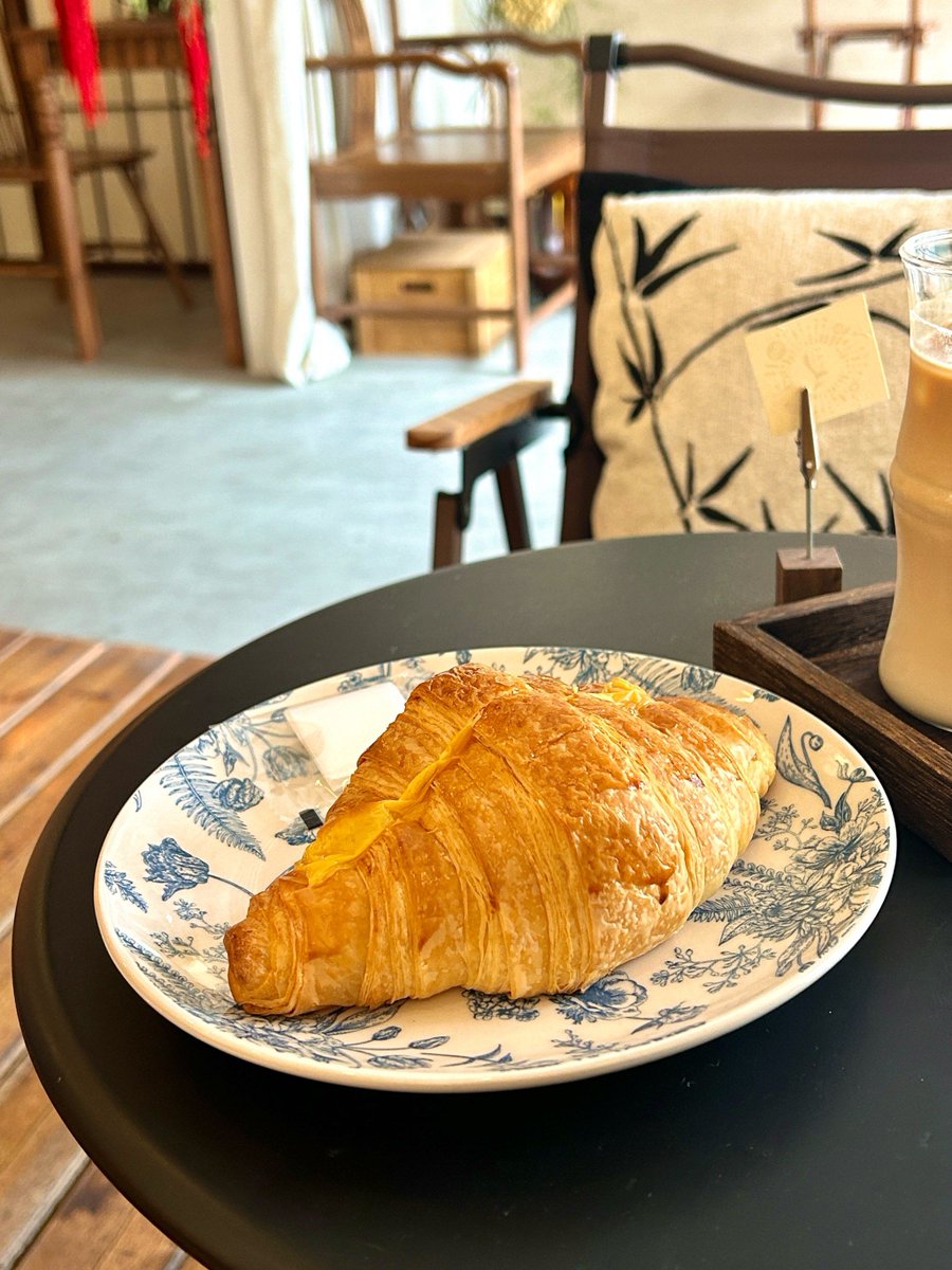 aswin2000raj's tweet photo. Just had the most cozy weekend brunch at a hidden neighborhood café—homemade pastries + lavender latte that tastes like a little hug in a cup. Game-changing new find! https://t.co/HnbeQ4TQWg