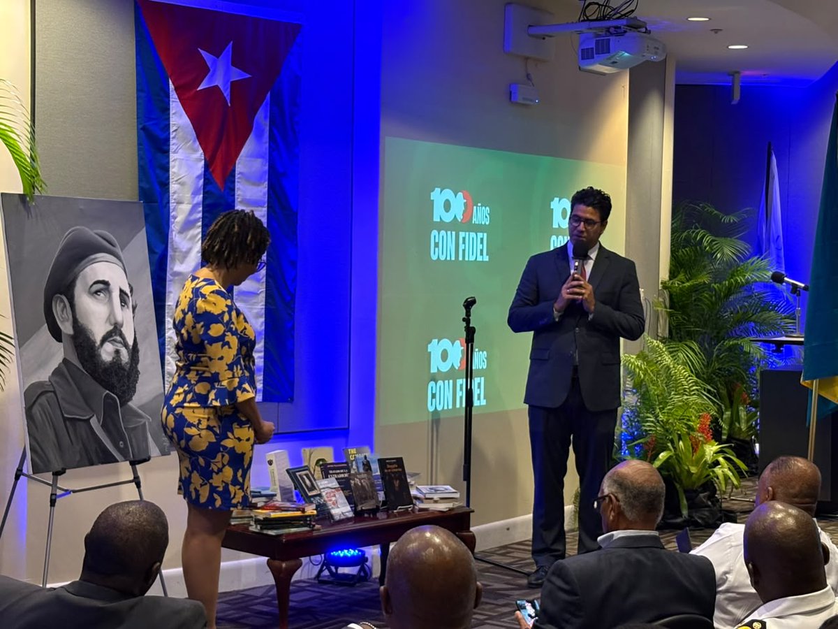 EmbaCubaBahamas's tweet photo. As part of the event, @EmbaCubaBahamas donated books to the University of The Bahamas, including publications devoted to the history and culture of Cuba, as well as to the life and thought of Fidel Castro. The initiative represents a contribution to academic and cultural exchange https://t.co/cGsJPVPz7l