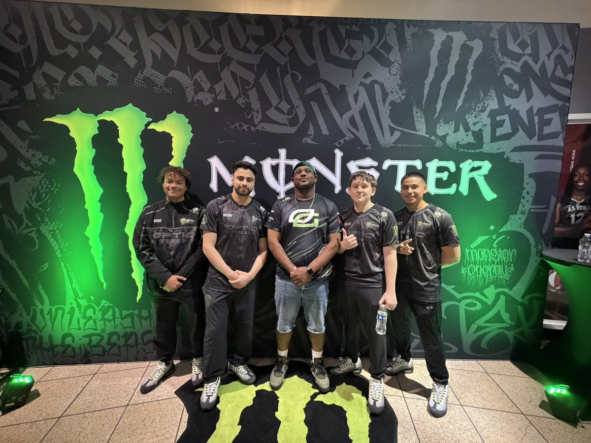 TrevonTempa's tweet photo. Happy OpTic Day! #Greenwall https://t.co/lZqTXEANgl
