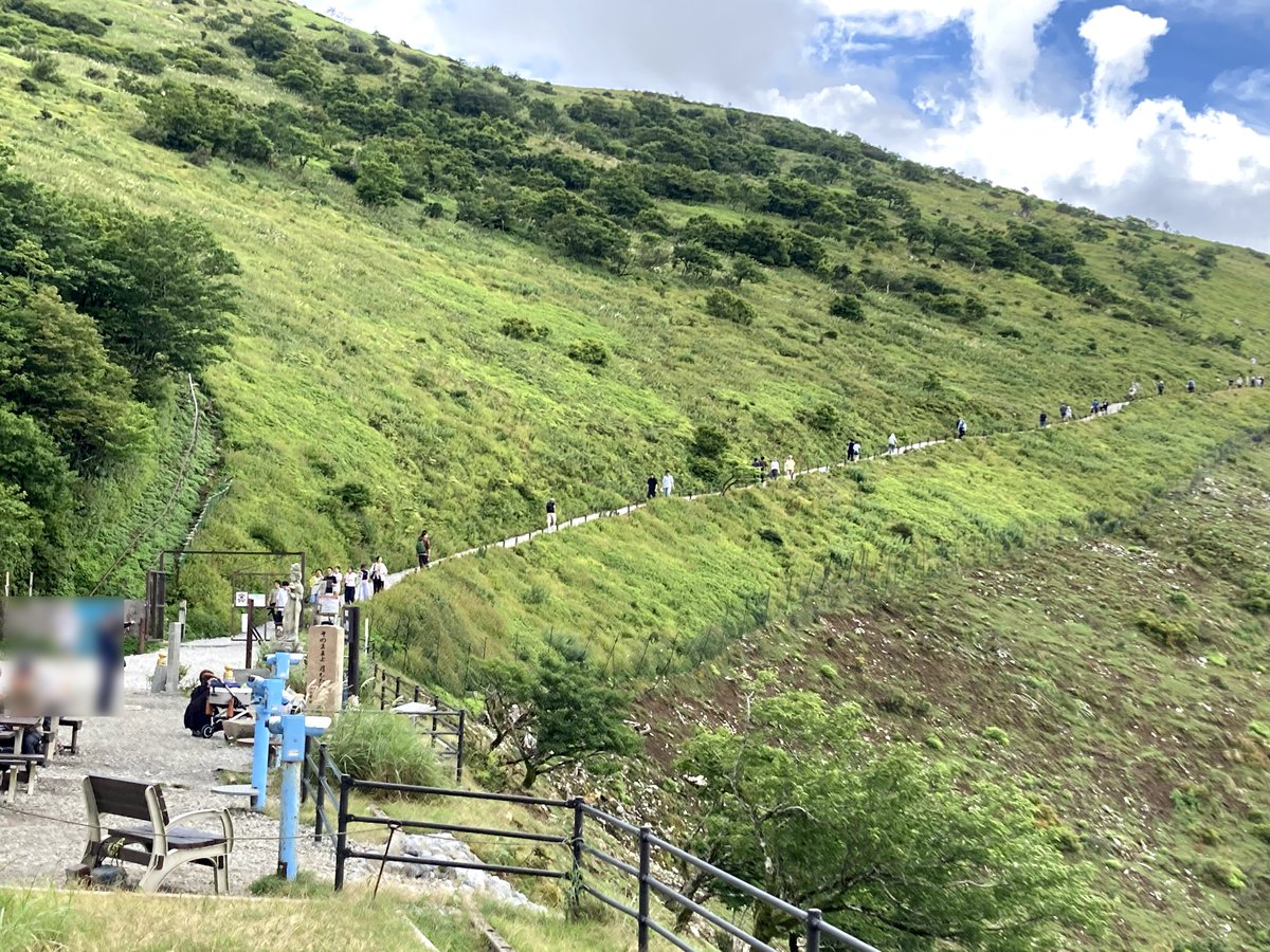 SSRFM's tweet photo. 伊吹山登山
とはいっても伊吹山ドライブウェイを使い
車で1260mまで登り、そこから山頂の1377mまで登るだけ
時間にして30分位、子供も元気に登ってましたわ
天気はちょっと雲が多かった
気温は麓で32℃、頂上付近は22℃
涼しいかと思い厚めの服を着て行ったが登山した為もあり全然暑かった、汗かいた https://t.co/m56zqUC76n
