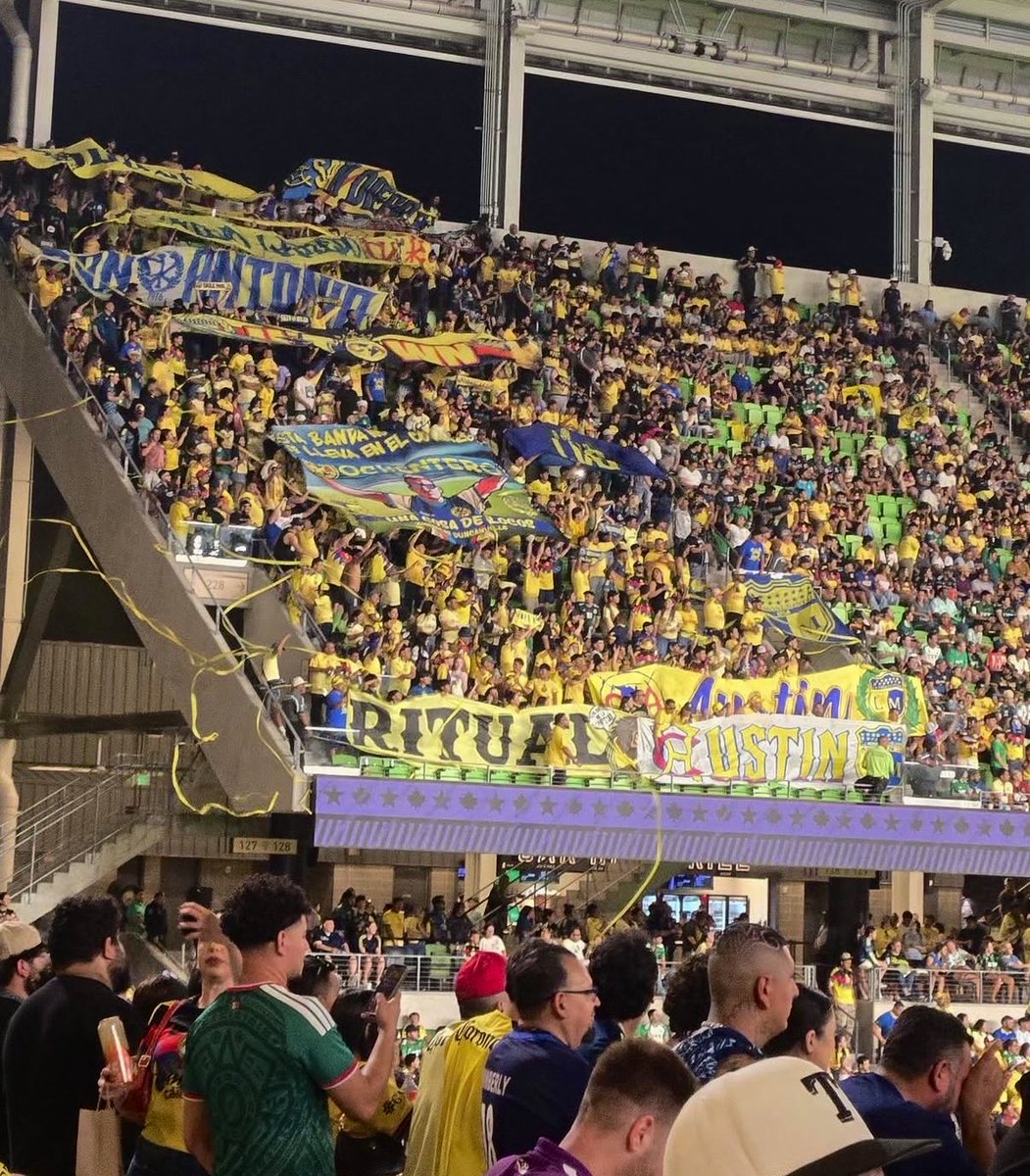 johncarp1916's tweet photo. Prohibieron los instrumentos, telón, banderas, recortaron el boletaje y de igual forma la gente del Club América les llenó el estadio.

Austin no es verde, es AZULCREMA.

@ClubAmerica
#LosDueñosDelGabacho https://t.co/pi7u7awAWu