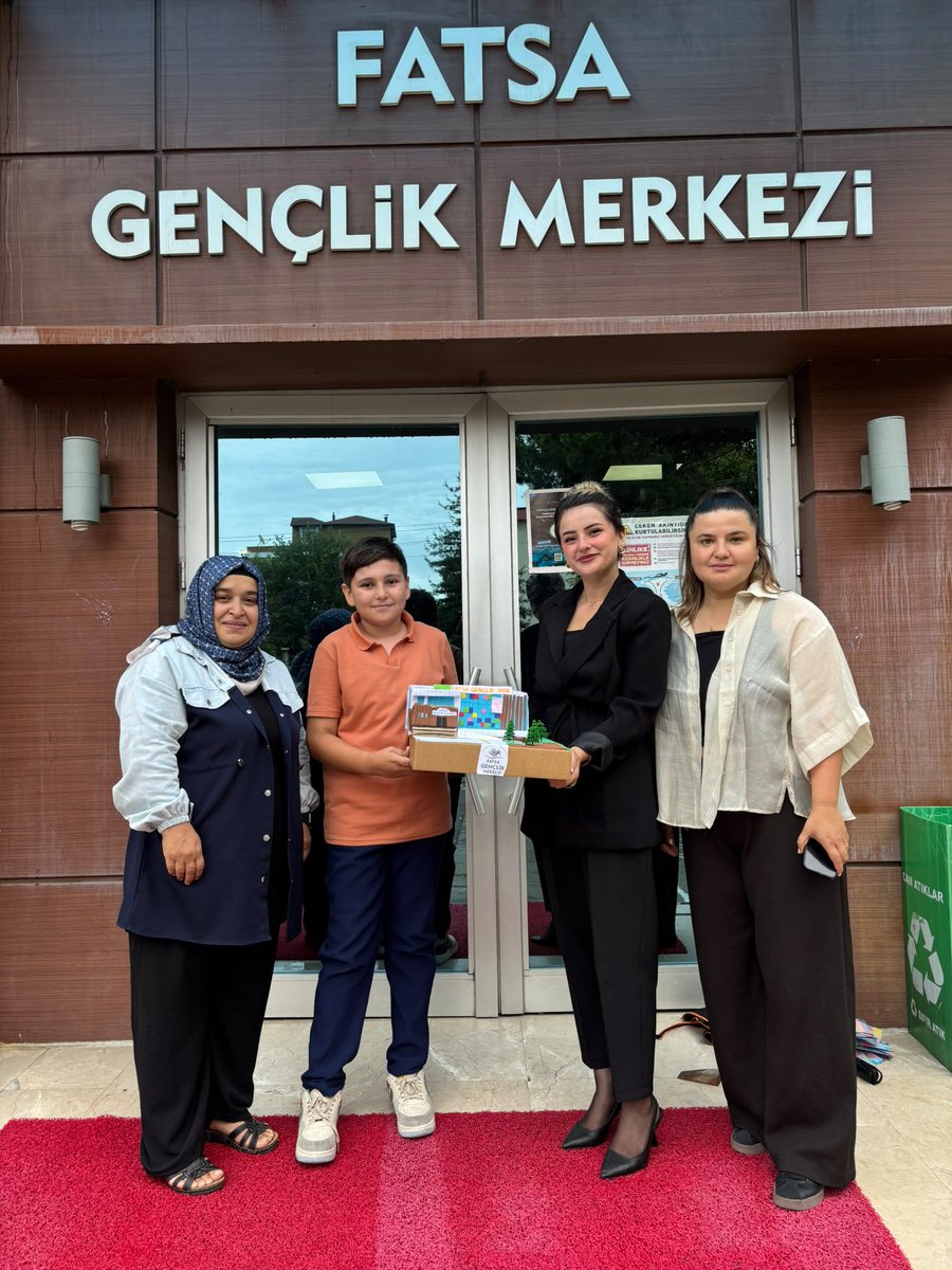 GSB_FatsaGM's tweet photo. Yaz Kulübü’nde bugün hareket, eğlence ve üretim bir aradaydı! 🚴‍♀️🧠🎨

Gençlerimizle akıl ve zeka oyunlarıyla düşünme becerilerimizi geliştirdik, bisiklet etkinliğiyle keyifli ve hareketli vakit geçirdik. El sanatları etkinliğimizde tasarlayıp yaratıcılığımızı ortaya çıkardık. https://t.co/ESICvkcCPr