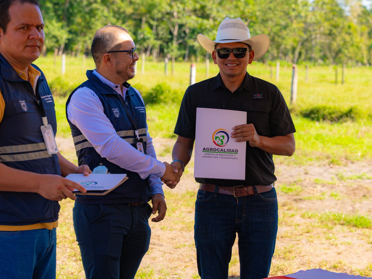 NuviaVega2's tweet photo. Asistí a la entrega del Certificado de Predio Libre de Brucelosis y Tuberculosis de AGROCALIDAD, otorgado a la Hacienda Sophia. Ganado sano significa familias protegidas y mejores mercados para nuestros productores. 🐄

Felicitaciones por cumplir con la exigencia sanitaria. 💜 https://t.co/RwLByGFvFP