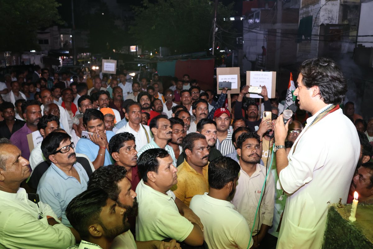 JVSinghINC's tweet photo. “खड़गे जी का यह अपमान, नहीं सहेगा हिंदुस्तान!”
आदरणीय श्री मल्लिकार्जुन खड़गे जी भारतीय राष्ट्रीय कांग्रेस के अध्यक्ष, राज्यसभा में नेता प्रतिपक्ष तथा देश के वरिष्ठतम और वयोवृद्ध नेताओं में से एक हैं।
भाजपा शासित उत्तराखंड के हल्द्वानी में उनकी जनसभा के उपरांत सभा स्थल का भाजपा समर्थित लोगों द्वारा कथित रूप से “शुद्धिकरण” किया जाना अत्यंत निंदनीय और दुर्भाग्यपूर्ण है।
यह केवल हमारे नेता श्री खड़गे जी का अपमान नहीं, बल्कि सामाजिक समानता, लोकतांत्रिक मूल्यों, स्वतंत्रता और भारतीय संविधान की मूल भावना का अपमान है। ये राष्ट्रपिता महात्मा गांधी जी का अपमान है, बाबा साहब डॉ भीमराव अंबेडकर जी का अपमान है।
इसी घटना के विरोध में आज रुठियाई नगर में ब्लॉक कांग्रेस कमेटी, राघौगढ़ के नेतृत्व में कांग्रेसजनों एवं स्थानीय नागरिकों के साथ मशाल जुलूस एवं कैंडल मार्च निकालकर अपना विरोध दर्ज कराया।
@INCIndia @kharge
@RahulGandhi @priyankagandhi @OfficeOfDVS @Jairam_Ramesh @kcvenugopalmp @INCMP @Barmer_Harish @jitupatwari @UmangSinghar  @IYC @IYCMadhya