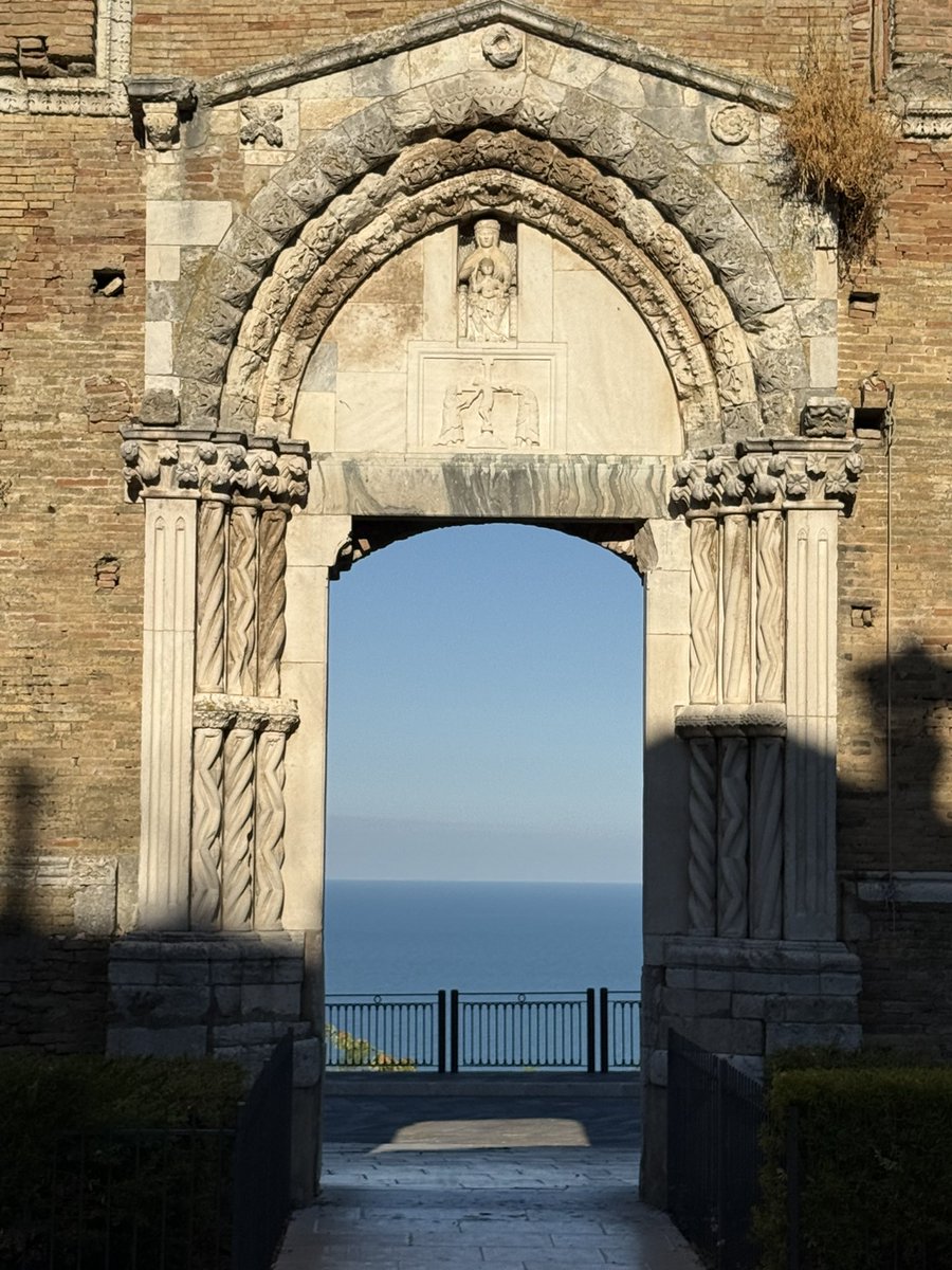DanPeduzzi's tweet photo. L’anno scorso a Ortona, quest’anno a Vasto. Mi sa che un comasco che vuole incontrare @AlbertoBagnai deve rifuggire il caldo e puntare dritto su Pizzoferrato! https://t.co/66sjiADlUw