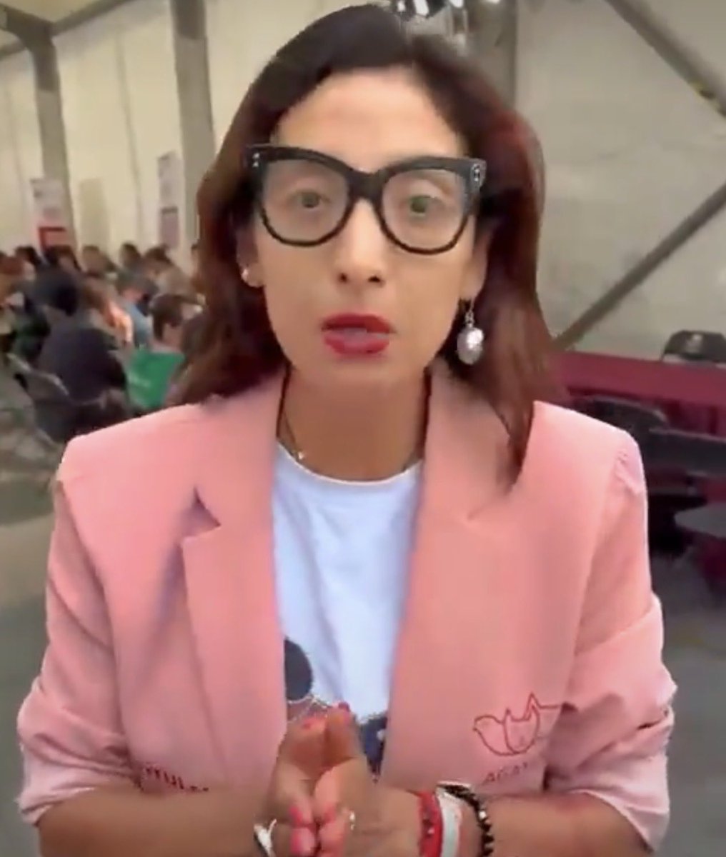 YoAmoaLaCiencia's tweet photo. Otra vez subejercicio: no hay dinero para atender animales, pero sí para su contratar a los “cuates”

Ana Villagrán, al frente de la Agencia de Atención Animal, sigue sin usar el presupuesto de la dependencia para dar servicios a los ciudadanos y atender a los animales.

Durante los dos primeros trimestres de 2026, el gasto de AGATAN solo ha servido para pagar nómina y una pequeña parte en operación que se ha usado mayoritariamente en la alcaldía Cuauhtémoc.

El Hospital Veterinario ya no tiene medicamentos e insumos básicos, ya no hay atención especializada y tienen más de un año sin que funcione el ultrasonido y otros estudios especializados.

Las esterilizaciones son con “cupo limitado” y ni siquiera se ha llegado a las zonas que necesita más la ciudad.

Desde junio del 2025 advertimos el mismo problema y Villagrán terminó  ese mismo año dejando 8.5 millones de pesos sin ejercer.

Qué fueron “regresados” a Finanzas en donde se les perdieron el rastro, funcionando como una caja chica para Brugada.

No existe evidencia pública de que Villagrán haya solicitado una reasignación presupuestal para resolver estas carencias del Hospital Veterinario y de los servicios.

Pero en la nómina sí hemos encontrado a sus “cuates” y a sus familiares, personas cercanas y perfiles cuya contratación y funciones deben ser explicadas.

Estuvo en nómina una diseñadora de modas, hermana de quien entonces encabezaba la Unidad de Transparencia, que ganaba lo mismo que un veterinario que realiza cirugías. 

Villagrán luego colocó a su secretario personal al frente de esa misma Unidad de Transparencia, mientras la madre de éste también cobraba en la nómina de AGATAN. 

Encontramos personas que eran asistentes generales que reciben salarios similares a veterinario con especialidades y cuyas funciones son las de “apoyar”.

Ahora detectamos otro perfil que se encuentra entre los mejor pagados de AGATAN, justo después de Ana Villagrán, pese a que tampoco pertenece al área veterinaria y que es uno de los tres perfiles que defiende a Villagrán en redes.

Mientras faltan medicamentos, insumos y servicios para los animales, Villagrán mete a nómina a sus cuates.

¿Va explicar cuáles son sus funciones, por qué recibe esa remuneración y cuáles fueron los criterios para su contratación?

Porque  AGATAN en su mismo informe anual señalan que no pueden realizar esterilizaciones porque no tienen suficientes veterinarios con especialidad en cirugía, que les falta presupuesto ¿qué ha hecho Ana Villagrán para conseguirlo? 

Villagrán jamás se ha parado ante Brugada a explicar públicamente qué le falta al Hospital Veterinario, cuánto cuesta y cuánto dinero necesita para solucionarlo. 

De hecho, hasta hace poco sostenía públicamente que las cosas marchaban bien en el hospital, hasta que una publicación para apoyarla demostró que el hospital prácticamente está desmantelado y funciona como una clínica básica.