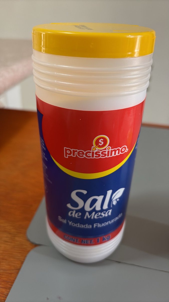 AnthonyOvalle's tweet photo. Resulta que la semana pasada acudieron mis padres a la tienda @TiendaSoriana @OrgSoriana y al vaciar el sal se percatan que la sal luce color azul. Será que esté contaminada o que 😨 #soriana  #monterrey #mexico https://t.co/c1PlbA3lZl