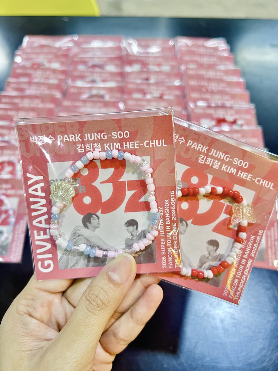 SNW_25551's tweet photo. ✨ฝากGiveaway กำไรน่ารักๆมี40ชิ้น 
พึ่งทำเสร็จเมื่อกี๊เลย (5ทุ่มครึ่ง 😂😂)
แอบแถมสติ๊กเกอร์ไว้ด้านหลังด้วยนะคะ☺️
มารับแลกกันเยอะๆนะคะ ไม่มีแลกก็ให้ฟรีค่ะ
เจอใครก็ยื่นใส่มือเลยค่ะ แจกค่ะแจก!!!💙💙🫶🏻🫶🏻🥰🥰 
#SUPERJUNIOR_83z_1983_bkk https://t.co/FNrywKU4VX