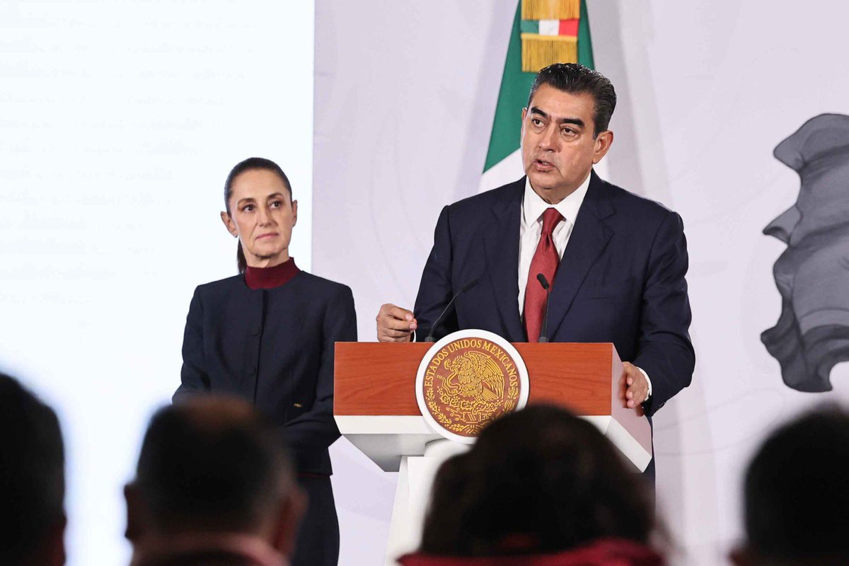 SergioSalomonC's tweet photo. Hoy participamos en la Conferencia Matutina de nuestra Presidenta @Claudiashein, junto a la secretaria de @SEGOB_mx, @rosaicela_, para dar cuenta en materia migratoria.

Cifras del 20 de enero al 13 de agosto: 
🔸271,193 connacionales recibidos. 
🔸171,508 ingresaron por vía terrestre. 
🔸99,685 arribaron por vía aérea en 816 vuelos en 10 aeropuertos del país. 
🔸El 55% proviene de Chiapas, Guanajuato, Guerrero, Veracruz, Oaxaca, Michoacán, Puebla y Edomex.

En coordinación con #MéxicoTeAbraza, garantizamos atención médica, alimentos, comunicación y el retorno a casa. 

Cumpliendo la instrucción de la Presidenta, en el @INAMI_mx salvaguardamos la integridad de nuestras hermanas y hermanos repatriados, garantizando un trato digno, reconociéndolos como mexicanos libres con todos sus derechos.