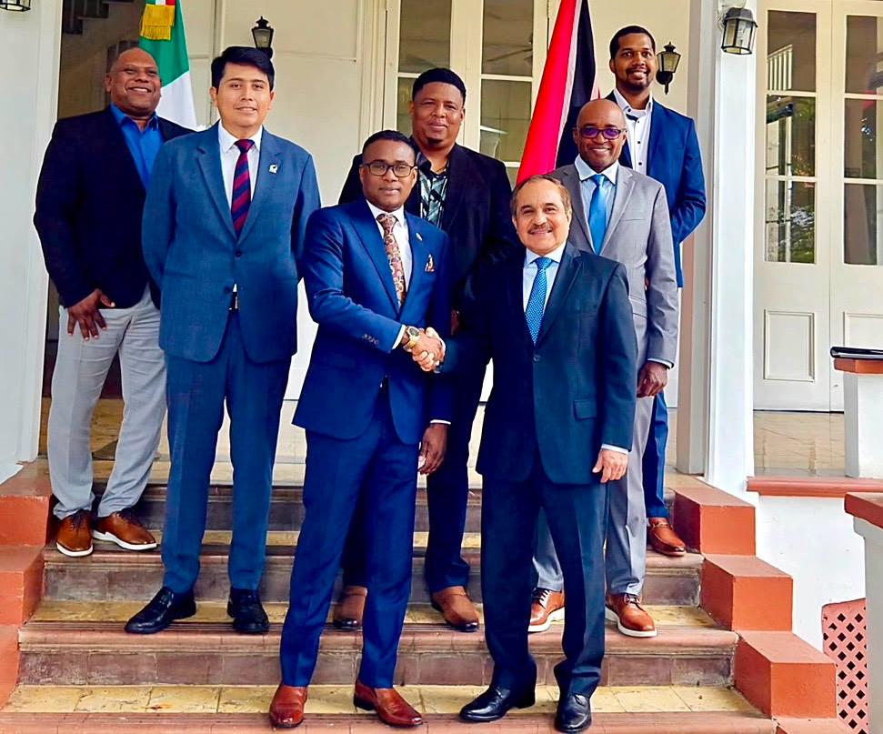 EmbaMexTT's tweet photo. El futbol mexicano es ampliamente reconocido en el área de la CONCACAF, por eso fue relevante para el Embajador de México recibir al Ministro de Deportes Phillip Watts, al Director Técnico de la Selección de Fútbol Derek King, al CEO de SportTT Kester Lendor (1/2) https://t.co/ucAeVjvGj0