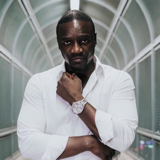 FrenchRapUS's tweet photo. 🚨 SURRÉALISTE ! 

Akon raconte qu’une famille du Moyen-Orient a dépensé 1 million de dollars pour un concert privé sauf qu’au final, seules 3 personnes étaient présentes…

La fille de la famille l’aurait donc obligé à chanter "Lonely" en boucle pendant une heure entière 😂 https://t.co/9fGkusedra
