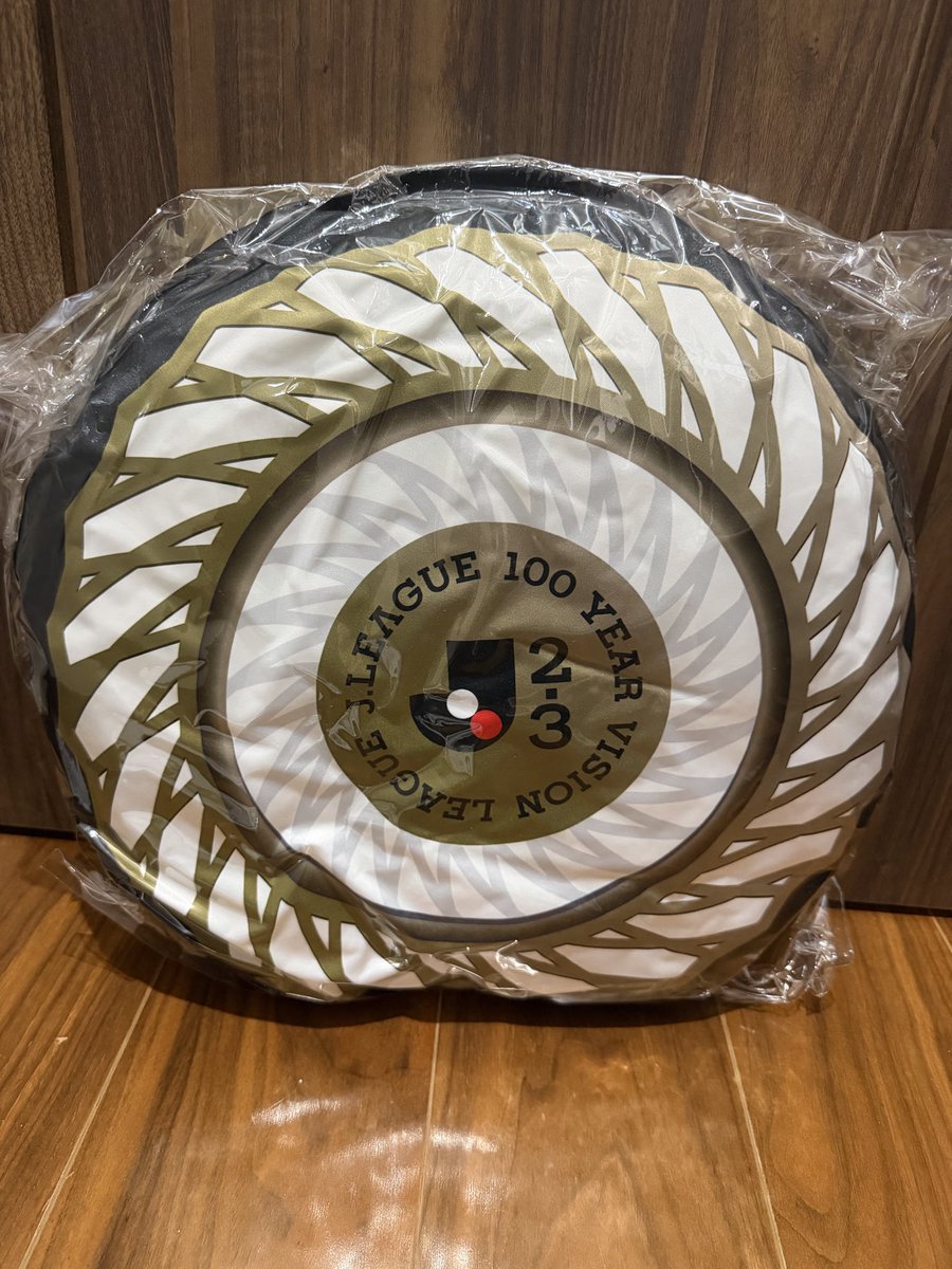 KNT_MUR's tweet photo. 以前購入したベガルタ仙台の明治安田J2・J3百年構想リーグ優勝記念グッズ第1弾を仙台パルコのKAMOに引き取りに行きました
シャーレクッションが想像していた以上にデカくてレジで受け取る際に笑ってしまった
本物と同じような大きさやぞ、これ😳 https://t.co/Dacgm74GE0