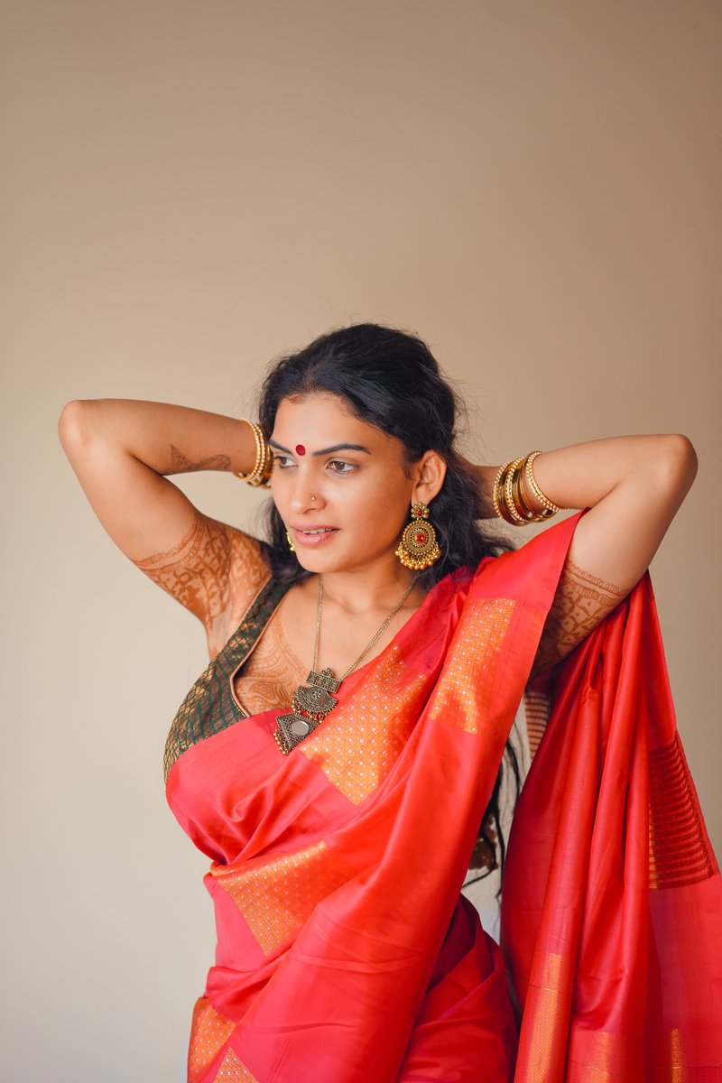 Queen_Snehaa's tweet photo. Reshmi golden mehandi magic!!🥵 https://t.co/dcpl3IPx7q