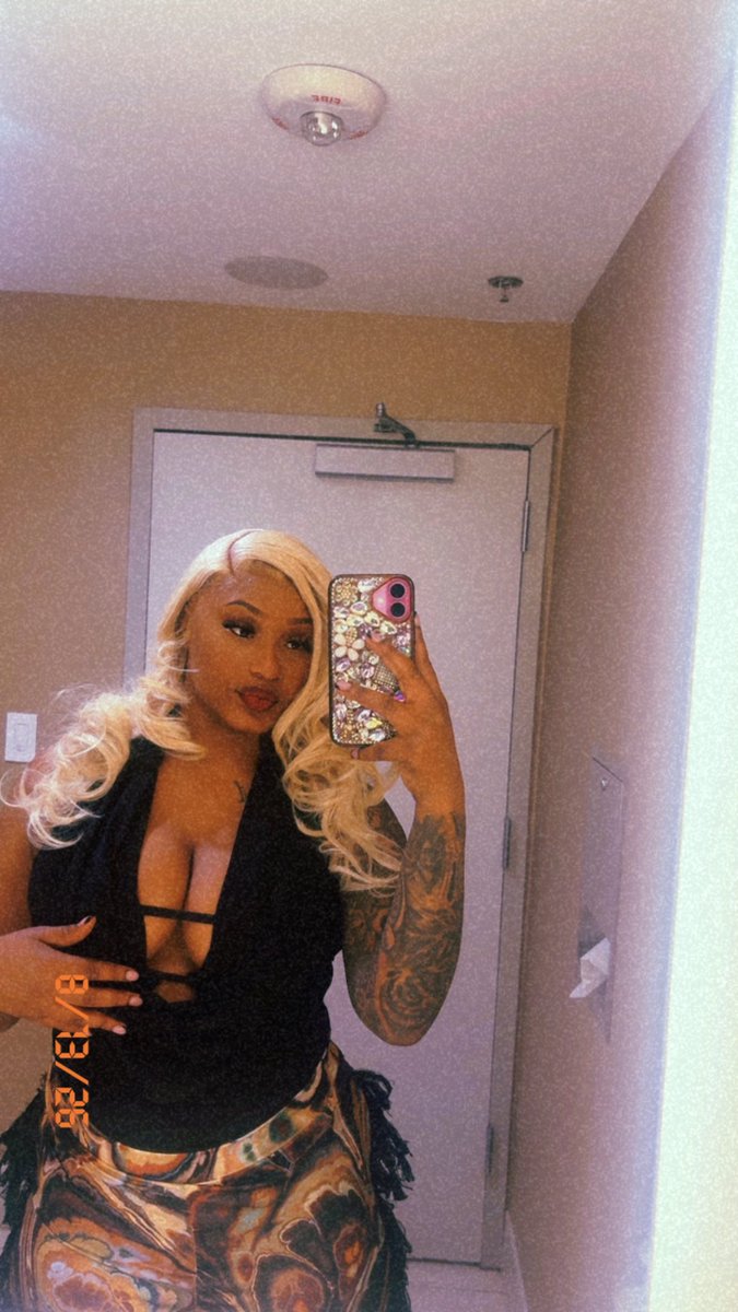 DaBlasianBarbii's tweet photo. Happy birthday to me🖤 
>> Keep scrolling ✨🥴 https://t.co/3gMqFLOH7A