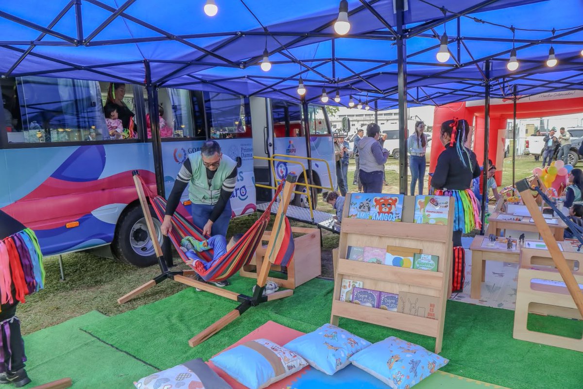 MINNAParaguay's tweet photo. 📚🚌 ¡ Con libros, juguetes y mucha alegría! El bibliobús "Semillas del Futuro" llegó a la Penitenciaría de Mujeres "Serafina Dávalos" de Cnel.Oviedo para festejar el Día del Niño.
Acompañaron la jornada el gob. @marcesotop, min. @RodrigoNicoraV y el viceministro @Eduesaid. 🧸✨ https://t.co/osoLeludrA