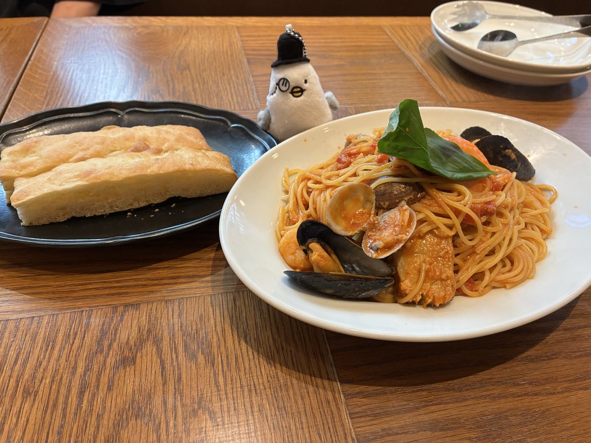 thikiPoke's tweet photo. ららぽーと横浜へ。PASTA &amp; DOLCE  PASTAGIOでペスカトーレスパゲッティ！やはりうまーい❤デザートとコーヒーで1000円位でゆ���くり出来るからサイコーである✨石屋さんでアクセサリーも買った。かわよい❤今日のお供はハトソン💡
#ららぽーと横浜
#ハトソン https://t.co/EalKxL4llY