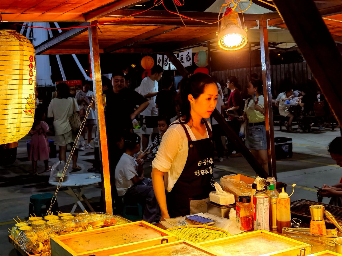 momo333319's tweet photo. Late-night stall, simmering hot pot wafting aroma, warm smiles exchanged—this is where lonely stomachs and tired hearts find a little comfort. https://t.co/yNkWU99O7O