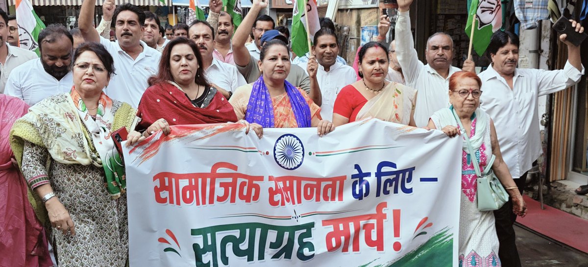 AlkaaPal's tweet photo. हल्द्वानी में कांग्रेस के अध्यक्ष मल्लिकार्जुन खरगे जी की रैली के बाद भाजपा और उसके संगठनों द्वारा स्थल को गंगाजल से धोकर शुद्धिकरण  कर दलित विरोधी मानसिकता को दर्शाया है, इसके विरोध में  पदयात्रा सत्याग्रह,,
अलका पाल 
महानगर जिला अध्यक्ष 
 कांग्रेस पार्टी, काशीपुर,उत्तराखण्ड https://t.co/LxJRWn57P9