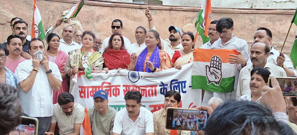AlkaaPal's tweet photo. हल्द्वानी में कांग्रेस के अध्यक्ष मल्लिकार्जुन खरगे जी की रैली के बाद भाजपा और उसके संगठनों द्वारा स्थल को गंगाजल से धोकर शुद्धिकरण  कर दलित विरोधी मानसिकता को दर्शाया है, इसके विरोध में  पदयात्रा सत्याग्रह,,
अलका पाल 
महानगर जिला अध्यक्ष 
 कांग्रेस पार्टी, काशीपुर,उत्तराखण्ड https://t.co/LxJRWn57P9