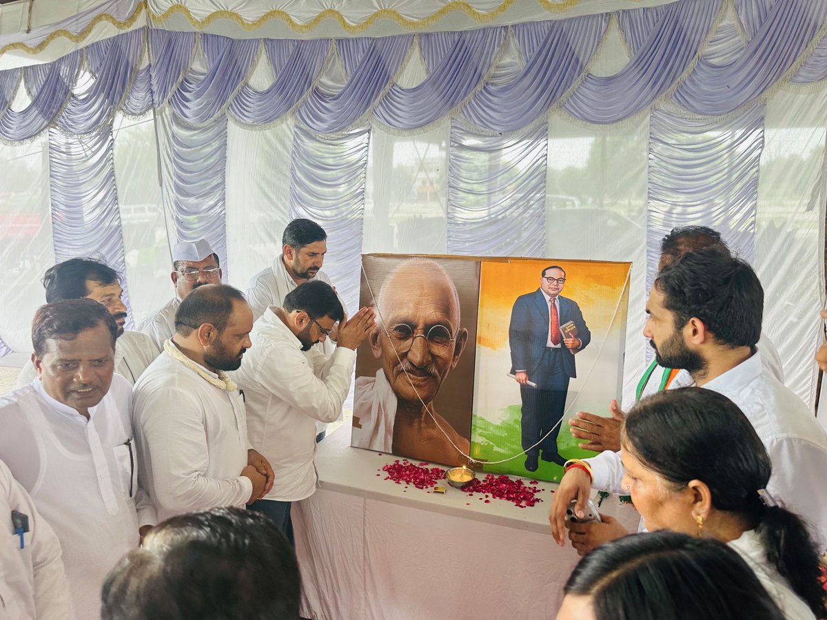 SunilPanwarINC's tweet photo. 📍हरियाणा, लोकतंत्र बचाओ सत्याग्रह

आज पानीपत में लोकतंत्र और संविधान की रक्षा के लिए आवाज़ बुलंद की।

@INCIndia अध्यक्ष श्री @kharge जी के साथ “शुद्धीकरण” की घटना घोर निंदनीय है। यह सामाजिक समानता और संविधान की भावना का अपमान है।
ऐसी विभाजनकारी सोच के खिलाफ संघर्ष जारी रहेगा । https://t.co/mMGY6ybvHg