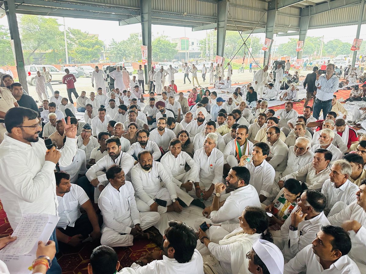 SunilPanwarINC's tweet photo. 📍हरियाणा, लोकतंत्र बचाओ सत्याग्रह

आज पानीपत में लोकतंत्र और संविधान की रक्षा के लिए आवाज़ बुलंद की।

@INCIndia अध्यक्ष श्री @kharge जी के साथ “शुद्धीकरण” की घटना घोर निंदनीय है। यह सामाजिक समानता और संविधान की भावना का अपमान है।
ऐसी विभाजनकारी सोच के खिलाफ संघर्ष जारी रहेगा । https://t.co/mMGY6ybvHg