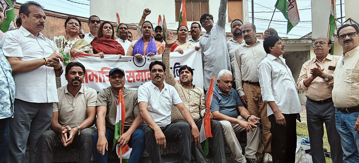 AlkaaPal's tweet photo. हल्द्वानी में कांग्रेस के अध्यक्ष मल्लिकार्जुन खरगे जी की रैली के बाद भाजपा और उसके संगठनों द्वारा स्थल को गंगाजल से धोकर शुद्धिकरण  कर दलित विरोधी मानसिकता को दर्शाया है, इसके विरोध में  पदयात्रा सत्याग्रह,,
अलका पाल 
महानगर जिला अध्यक्ष 
 कांग्रेस पार्टी, काशीपुर,उत्तराखण्ड https://t.co/LxJRWn57P9
