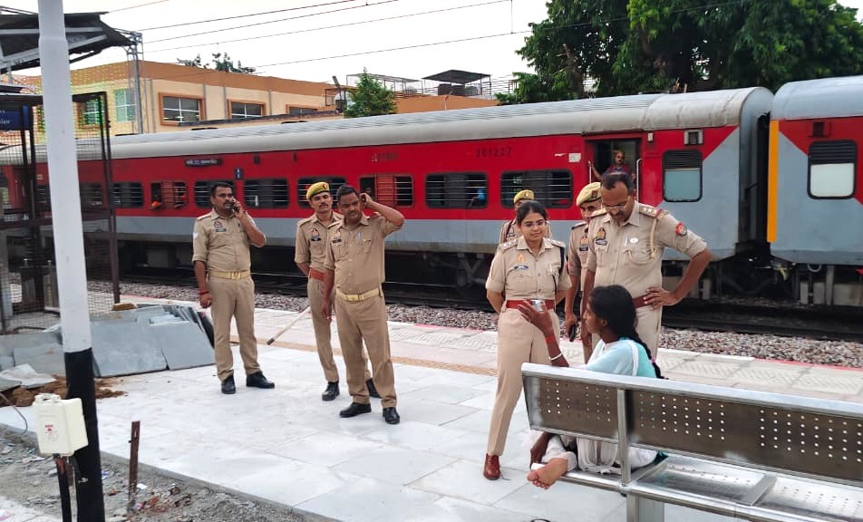 mirzapurpolice's tweet photo. #SP_Mirzapur #अपर्णा_रजत_कौशिक के निर्देशन में #CO_CHUNAR द्वारा स्वतंत्रता दिवस-2026 की पूर्व संध्या पर सुरक्षा एवं कानून व्यवस्था सुदृढ़ बनाये रखने के दृष्टिगत रेलवे स्टेशन पर पर्याप्त पुलिस बल के साथ की गयी सघन चेकिंग — #UPPolice #Mirzapur https://t.co/9zjPF2QeJJ
