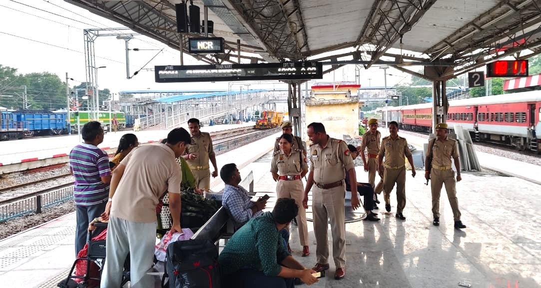 mirzapurpolice's tweet photo. #SP_Mirzapur #अपर्णा_रजत_कौशिक के निर्देशन में #CO_CHUNAR द्वारा स्वतंत्रता दिवस-2026 की पूर्व संध्या पर सुरक्षा एवं कानून व्यवस्था सुदृढ़ बनाये रखने के दृष्टिगत रेलवे स्टेशन पर पर्याप्त पुलिस बल के साथ की गयी सघन चेकिंग — #UPPolice #Mirzapur https://t.co/9zjPF2QeJJ