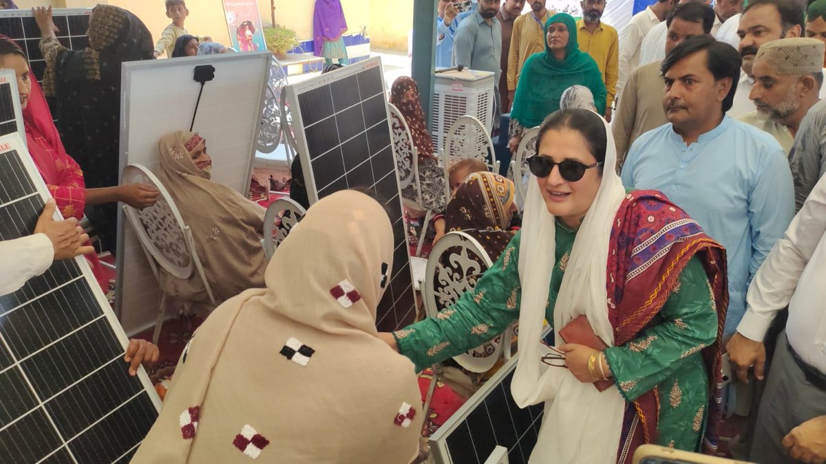 NarejoShahzado's tweet photo. @DRMAHREENBHUTTO @BBhuttoZardari @BakhtawarBZ @AseefaBZ @MuradAliShahPPP تقریب میں بحیثیت مہمان خاص طور شرکت کی
ڈاکٹر مہرین رزاق بھٹو نے 200 سے زائد خواتین میں سولر ہوم کٹ تقیسم کیں اس موقعے پر #SRSO کے ریجنل مینیجر عامر منگی ڈسٹرکٹ مینیجر خان محمد منگی بھی موجود تھے https://t.co/WDzd3rtXjS