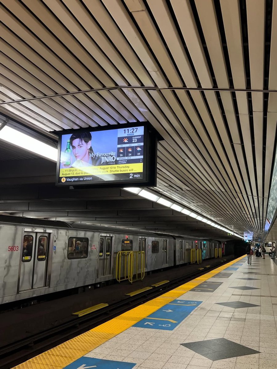 Romantic_Tae's tweet photo. Taehyung’s Jinro ad on a Toronto subway platform! 

TAEHYUNG JINRO AMBASSADOR
KIM TAEHYUNG X JINRO
#TaehyungxJinro #VxJinro #뷔 #태형 https://t.co/rv4E5KyyiV