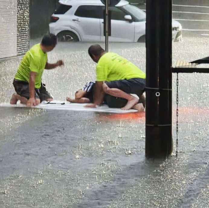 hamamatsushin's tweet photo. めちゃくちゃ水没してる。

＞水没した乗用車から夫（中央）を救助した住民男性ら。3人がいるのは車の屋根部分＝8月13日午後、千葉県柏市

「行っちゃダメだ！」水没車両から救出試みた男性ら、間一髪で逃れたケースも　千葉豪雨
https://t.co/rEkwoh8LH6 https://t.co/7WZl0Mg7Im