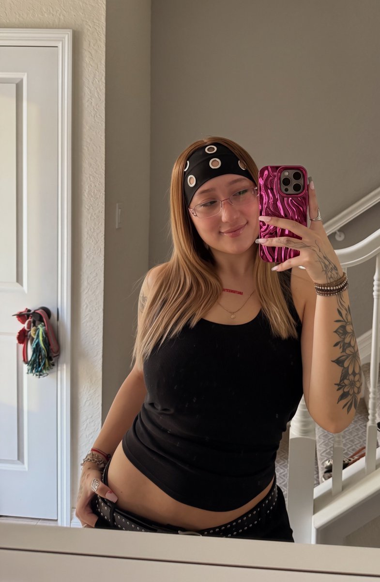 PL4YT0Y's tweet photo. ootd 🖤 happy friday everyone !! https://t.co/GWVyapASUi