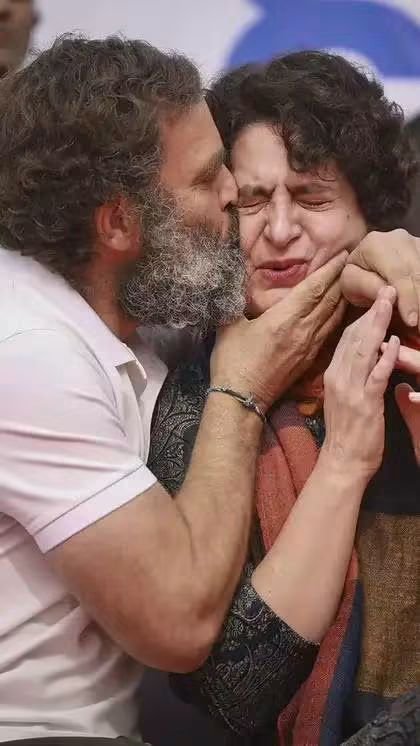 ArunKosli's tweet photo. अगर बहन सगी होती तो भरे मंच पर कोई चुम्मा नहीं लेता ,
ये बात मैं इसलिए कह रहा हूं कि जब राजीव गांधी का निधन हुआ था तो पहचान के लिए सोनिया गांधी ने राहुल का डीएनए देने से मना कर दिया था और प्रियंका का डीएनए दिया था , इसका सीधा मतलब ये है कि जैसा सारी दुनिया बोलती है राहुल राजीव का लड़का नहीं है। 
पर मां तो बारबाला ही है , इसलिए #बारबाला_की_औलाद कभी भी देशभक्त नहीं हो सकती।

बता @grok इन बातों का सच