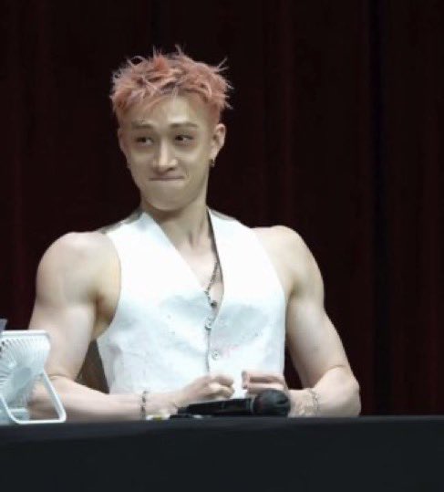 skz49ers's tweet photo. blaming chan for all future emotional and physical damages BC LOOK AT THOSE MUSCLES https://t.co/KPSVODiTse