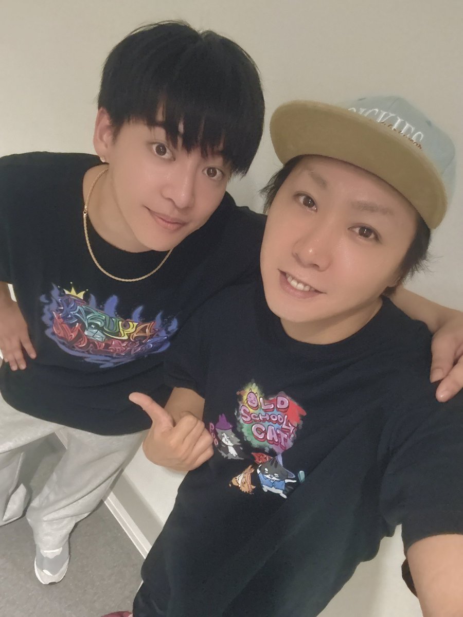 jackyjacson0805's tweet photo. ミュージカル【愛の不時着】オフショ📷

気づいたら12日経ってて
終演の挨拶をしたインライで
「オフショもあげるー」って
言ってたのに結構経ってた🥹

みなさんは不時着ロスはどうですか？
なんだかんだ終演してから
何人かとは変わらず飯食ったり
温泉やサウナしたり会ってて
これからも自分の人生に
これからも関わっていく仲間と
出逢えたんだなと思わざるを得ない
素敵な出逢いがあった
公演だったなと思います🫂

会ってないけど連絡取ってる人もいるしね☺️

さて

オフショはほんと
何載せようか悩んで厳選したよ🖼️

まずりょきとずたにあげたTシャツ

凌輝はStreet Danceのイメージで
グラフィティアートで
Kazuya Matsunagaが入ってる
俺が描いたデザインのTシャツ

KAZUTAには可愛いもの好きなので
俺んちに実際にいる
猫のころげとレオンとめんまの
Old Schoolのダンスしてる
猫たちのデザインのTシャツ
これも俺が描いてるやつ

※BASEの松永グッズで販売してます(囁き声)

で、渡した後にりょうきが
「俺も猫のも欲しいんだけど！
俺も猫好きだし！！」って
ジェラったので後日あげました🐈

踊ったりする時に着てくれたら嬉しいね🤘

あとれのちゃんとずたコンビに
猫3匹デザインのコインケースも
プレゼントした🎁

そして次に仁哉とりょうきと行った
いつの日かのサウナ🧖
ほんとどこでも温泉＆サウナ
行ってる気がする🤔
仁哉も前も書いたけど
めちゃ現場で頑張ってて
自分へのご褒美に行こう！！って言ってたし
りょうきも主演って
プレッシャーの中やってたから
少しでも羽根伸ばして欲しくて誘ってた🦅

ほんでもってTeamマナセプロダクションの
天野さんとせいらちゃん
この2人も後半ご飯食べたり温泉行ったなー♨️

この【ホルモンの谷口】の
台湾炊き肉鍋が絶品でした🤤

大阪くらいでせいらちゃんが
風呂好きだって知って
そこから行く時は誘うように
天野さんは温泉は好きだけど
サウナはまだ未経験って言うから
サ道を指南させていただき
デビューしてもらいました🤣

大阪サウナは【水春】【大東洋】【スパワールド】にお世話になりました🙏

次の写真は水春後にどうしても
俺がみんなに食べて欲しかった
【北新地サンド】
ここは心斎橋にある
心斎橋サンドの次に出来た店舗で
ポークのシオカツサンドとタマゴカツサンドがクソうまいんです。
結構ハードルあげたけど
みんな喜んで食べてくれて良かった🤩
東京圏内の人も銀座に【銀座サンド】って
系列店があるので是非🪺

そしてこれは秋庭かな
ゴミ拾いしてて偉かったし
公演でもいろんなことを経験して
へこたれずやってたので
お疲れさまを込めてデザイン違いのTシャツを
プレゼントした時のやつ

お店は前にYouTubeの企画でお世話になった
アメ村近くのアパレル【GUIDER】さんで🥻

もうせいらちゃんがあげてたけど
ラストシーンに出てた国家情報院の4人で
これマジで時間無くて千秋楽の
唯一4人が集まる一瞬で撮影したんだよなー
俺はその前のシーンが終わって
逆袖に移動してあと40秒くらいで出ます
の時に撮ったのこれ
オフショじゃないわ唯一これだけ🤣

そして最後は。。。

東京公演の本番中に怪我した翌日
治療してもらった瞬間の足

骨挫傷の診断だったのに
大阪から復帰出来て本当に良かったと
この投稿で何あげようかなーと
思って見つけた時に思った🤕
サイズがクリームパン状態だったので
翌日からの公演で
左足だけ衣装の靴のサイズを
二つくらい上げたりして公演に臨みました
本当に舞台監督はじめ
カンパニーの皆さまのおかげで
走り抜けられた公演だったなと思います

こんなところかな(๑ ᷇ 𖥦  ᷆๑)

またそろそろ次の舞台の稽古が始まったり
違うプロジェクトが動いたりしてきてたり目まぐるしいけど

引き続き仲間たちと共に
それぞれの道を歩んでいくんだろうなと
身が引き締まる想いです

また再会出来ますように

2026,08,15